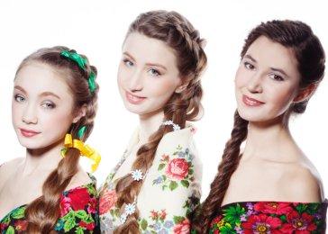Русские юные невесты в ярких нарядах с косами