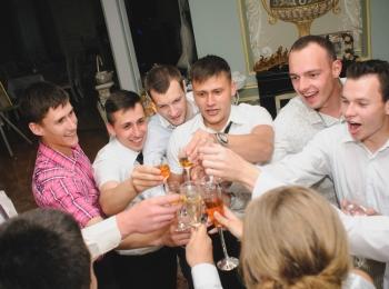 Все дружно чокаются после тостов друзей жениха