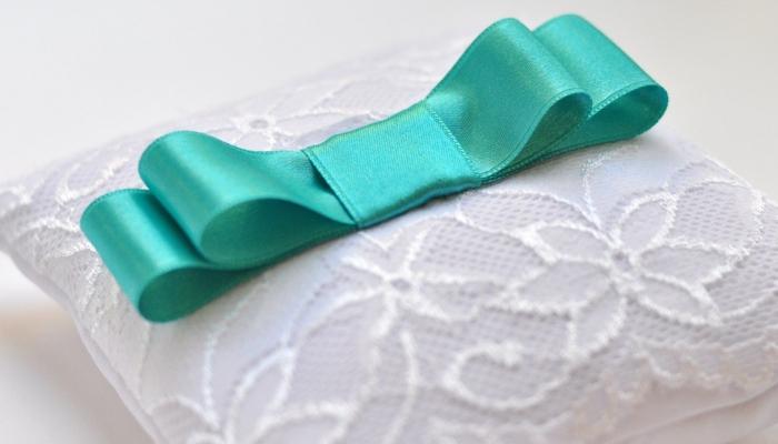 Белоснежная ажурная подушечка для колец с бирюзовым бантом