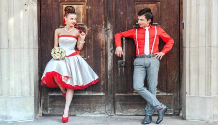 Рубашка у жениха должна быть яркой, если штаны - однотонные, а цветовую гамму нужно подбирать под платье невесты